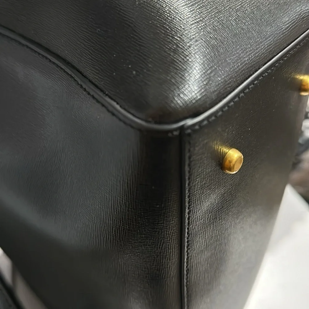 Tory Burch Robinson Tote in Black Saffiano Leather - EUC